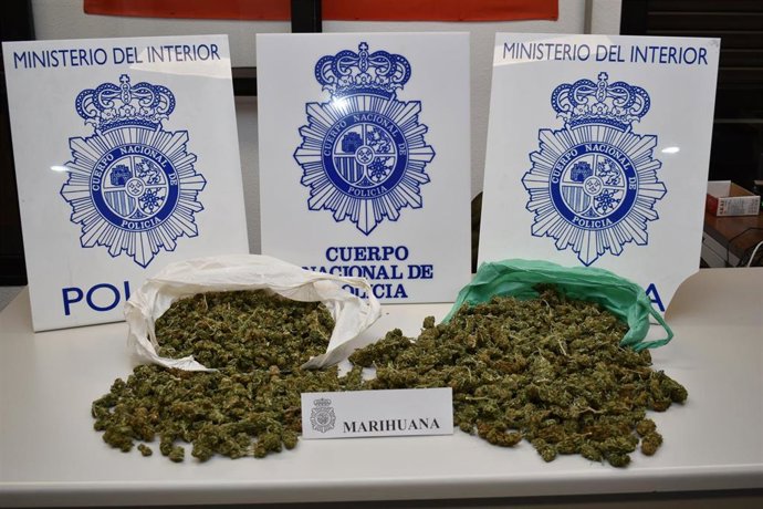 Marihuana intervenida a los dos jóvenes en el aparcamiento de un centro comercial de Segovia.