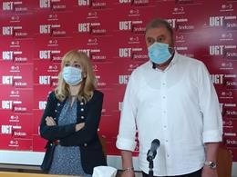 La secretaria general de UGT-A, Carmen Castilla, y el secretario general de UGT Sevilla, Juan Bautista Ginés, este lunes en rueda de prensa.
