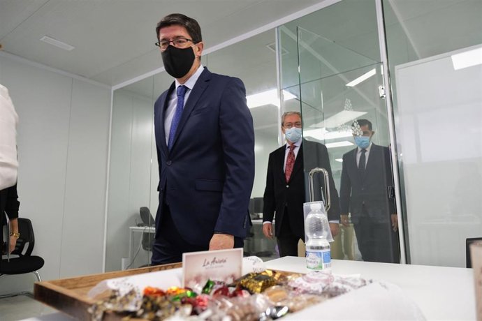 El vicepresidente y consejero de Turismo, Regeneración, Justicia y Administración Local, Juan Marín, y el consejero de Transformación Económica, Industria, Conocimiento y Universidad, Rogelio Velasco, visitan la fábrica de mantecados Moreno Ruiz de Este