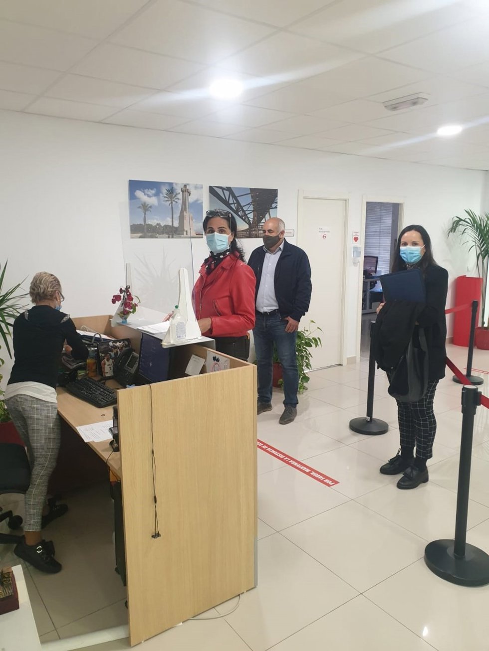 La alcaldesa de Paymogo, María Dolores Fernández, registra el escrito de apoyo a Ezequiel Ruiz.