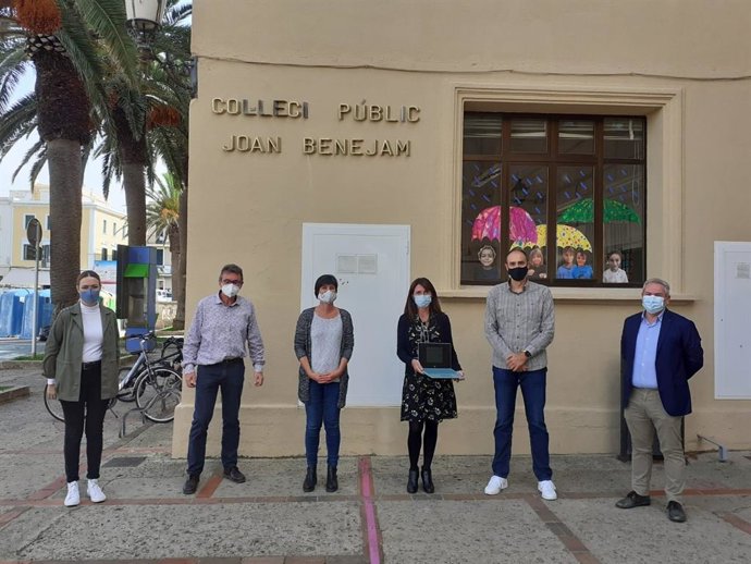 Acto de entrega de ordenadores en el CEIP Sa Graduada en Mahón.