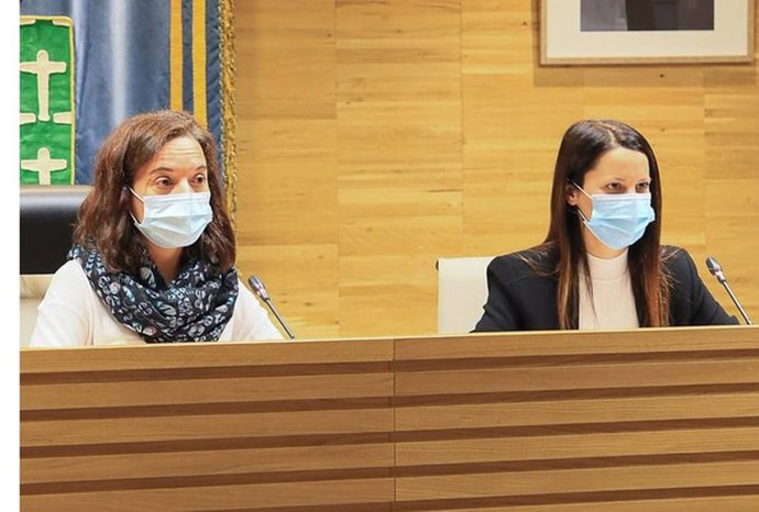 La alcaldesa de Getafe, Sara Hernández, acompañada por la portavoz de Podemos Getafe, Alba Leo