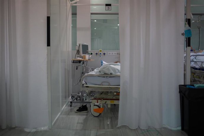 Un enfermo ingresado en uno de los boxes de la Unidad de Cuidados Intensivos UCI- del Hospital de la Santa Creu i Sant Pau, integrado en la Red Hospitalaria de Utilización Pública de Catalunya, en Barcelona, Catalunya (España), a 6 de noviembre de 2020