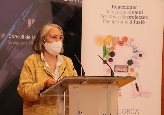 La consellera de Presidencia del Consell de Mallorca, Teresa Suárez, durante una rueda de prensa.