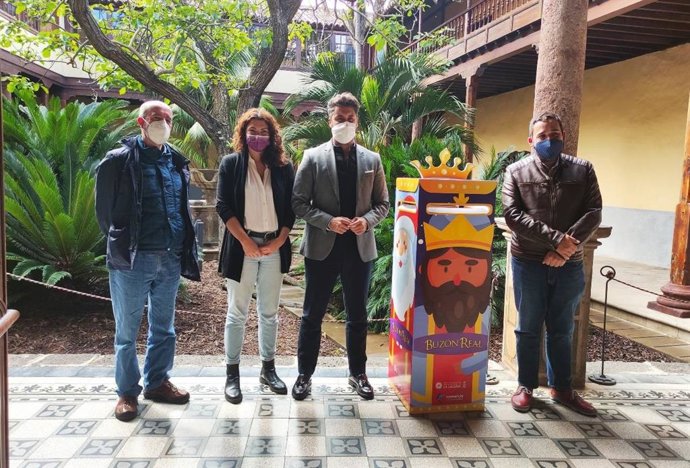 El alcalde de La Laguna, Luis Yeray Gutiérrez, y la concejal de Comercio, María José Roca, en la presentación de la campaña de Navidad