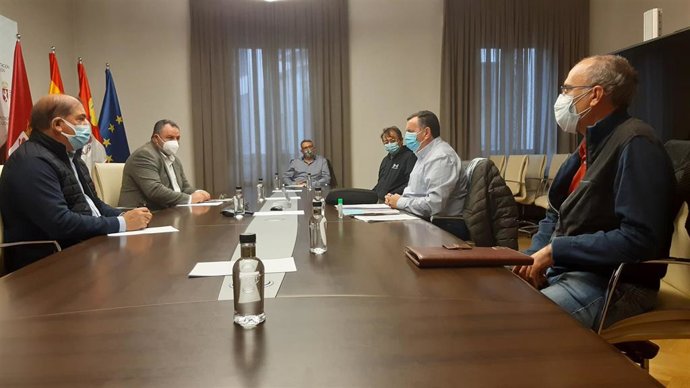 El presidente de la Diputación de León, Eduardo Morán, durante la reunión mantenida este lunes junto a los representantes del sector remolachero azucarero.