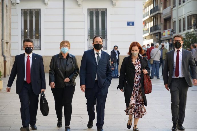 El conseller de Hacienda y su equipo, antes de presentar las cuentas en Les Cortsv