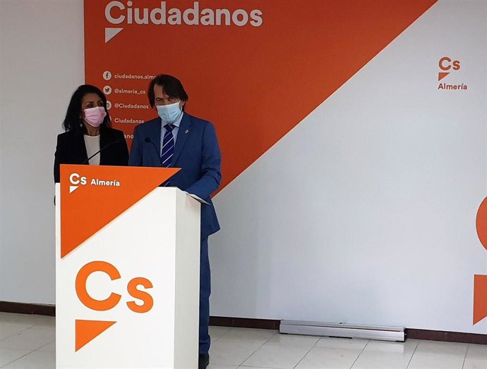 La presidenta del Parlamento, Marta Bosquet, y el coordinador de Cs en Almería, Rafael Burgos