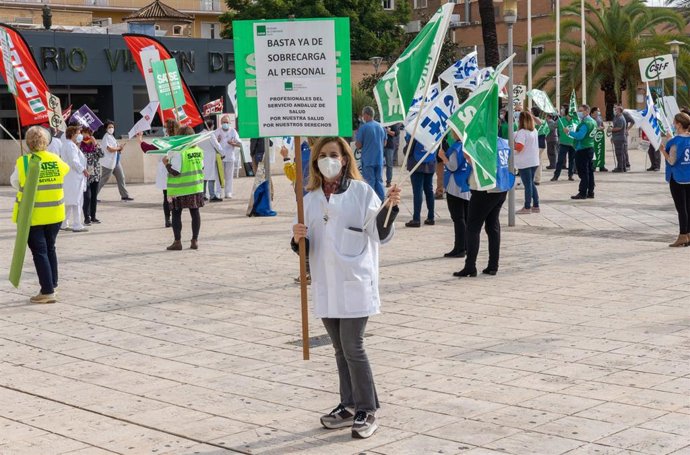 Concentración de personal sanitario  en Hospital Virgen del Rocío de Sevilla por la orden que "anula" derechos laborales de los profesionales del sspa