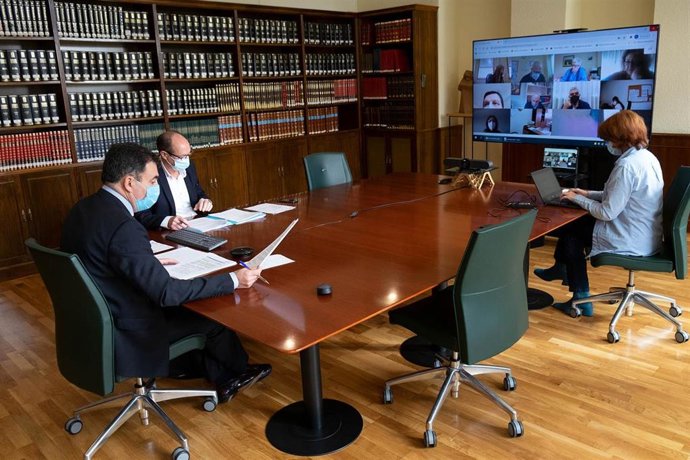 El conselleiro de Educación, Román Rodríguez, se reúne con la xunta autonómica de directores