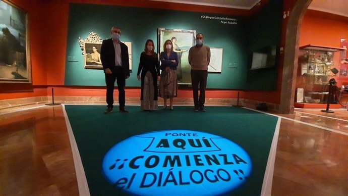 La delegada de Cultura en el Ayuntamiento de Córdoba, Marian Aguilar (segunda por la izda.), en la inauguración de la exposición dedicada a Romero de Torres