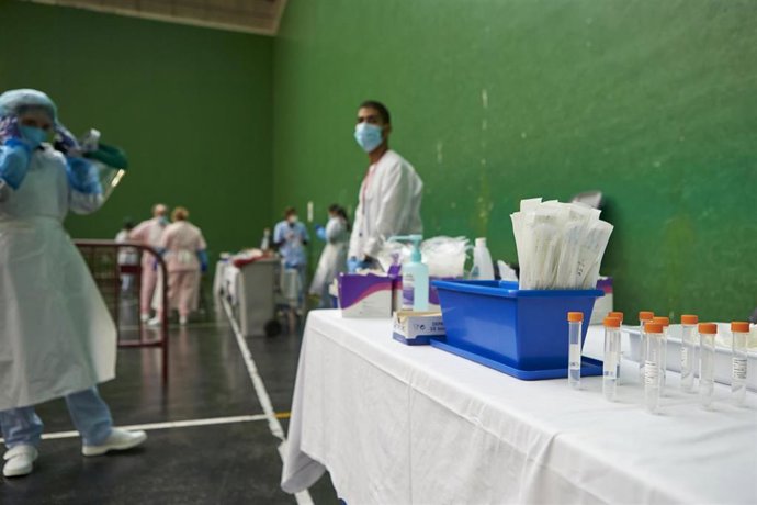 Vista del material necesario para la realización de pruebas PCR en el dispositivo instalado en el Frontón Arizmendi de Ermua, Vizcaya