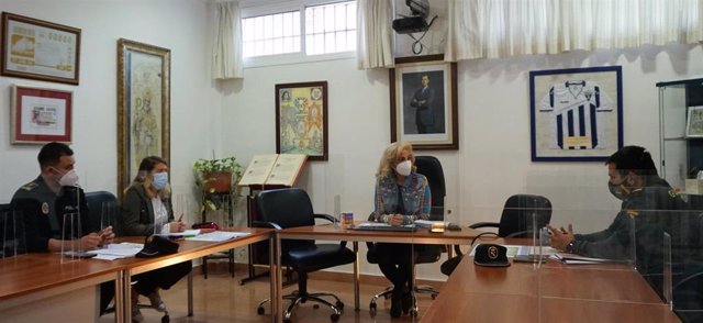 La alcaldesa de Castilleja de la Cuesta (Sevilla), Carmen Herrera, reúne a la Mesa Técnica del municipio para hacer balance del dispositivo puesto en marcha durante el confinamiento perimetral de la localidad.