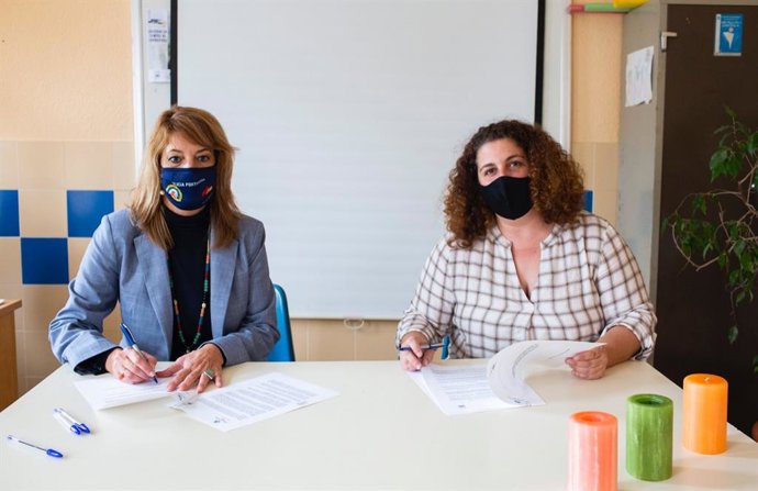 Firma del patrocinio del Puerto de Huelva a la Asociación 'Agua Viva'.