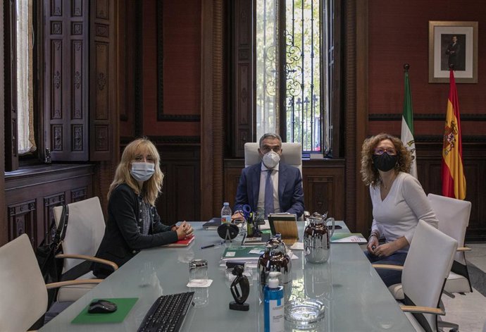 El consejero de la Presidencia, Elíias Bendodo, en su reunión de este lunes con las secretarias generales de UGT-A, Carmen Castilla, y de CCOO-A, Nuria López.