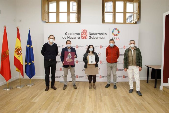 Miembros del jurado con los libros premiados
