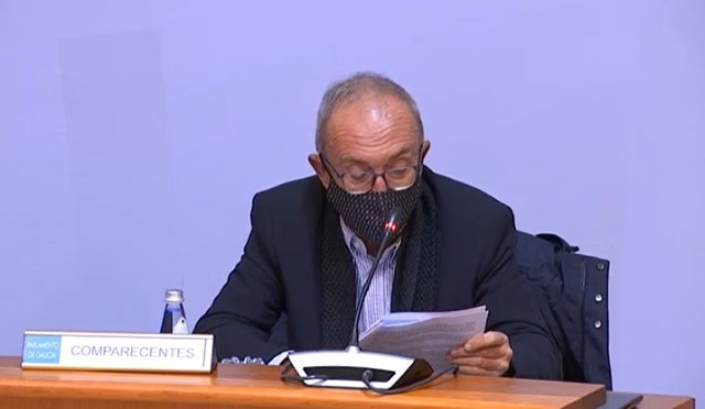 El portavoz de SOS Sanidade Pública, Manuel Martín García, comparece en la comisión para la reactivación social y económica de Galicia tras la COVID-19, en el Parlamento.