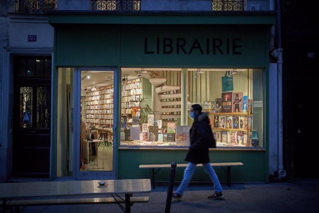 Librería cerrada por las restricciones del coronavirus en París