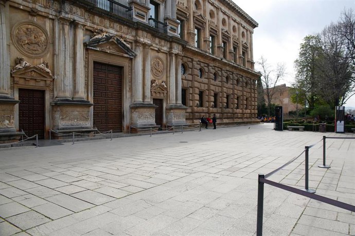 Alrededores de la Alhambra  de Granada con muy pocos turistas pues está cerrada por la primera ola de la pandemia de coronavirus
