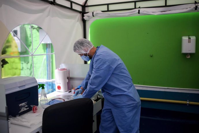 Un sanitario realizando labores médicas en Colombia durante la pandemia del coronavirus.