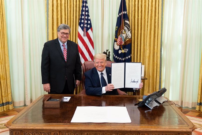 El fiscal general de Estados Unidos, William Barr, y Donald Trump, en el Despacho Oval de la Casa Blanca.