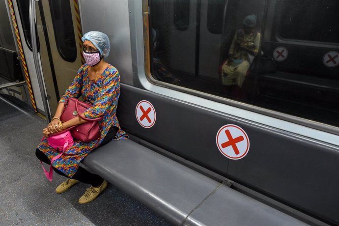 Una mujer con mascarilla en el metro de Calcuta