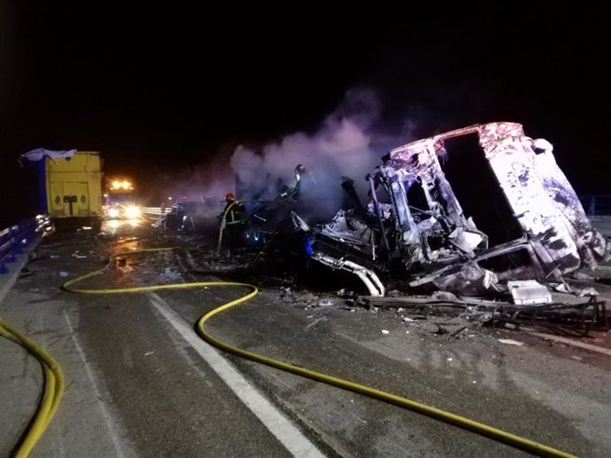 Fallece un camionero al ser embestido su vehículo por otro camión, en la A-23 entre Lechago y Cuencabuena.