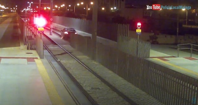 Imágenes de las cámaras del metro de Málaga donde se puede observar el vehículo que circuló más de un kilómetro por las vías conducido por una joven de 25 años que triplicaba la tasa de alcohol máxima permitida