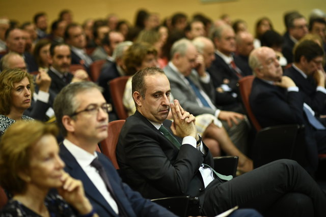 (I-D) La exministra Elena Salgado; el gobernador del Banco de España, Pablo Hernández de Cos; y el presidente del Frob, Jaime Ponce, durante la celebración del décimo aniversario del Frob en el Ministerio de Economía y Empresa.