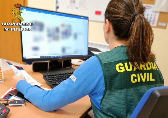La Guardia Civil detiene a un supuesto pedófilo que practicaba acoso sexual a menores a través de Instagram tras la denuncia de las madres de dos niños de 10 años de la provincia de Pontevedra.