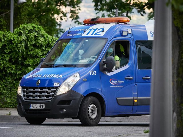 Una ambulancia del 112 entra en el Complejo Hospitalario de Navarra.