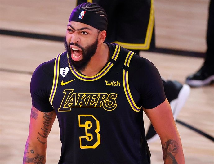 Anthony Davis celebra una victoria de los Lakers
