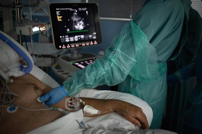 Personal sanitario visita a un enfermo ingresado en la Unidad de Cuidados Intensivos (UCI) (Archivo)