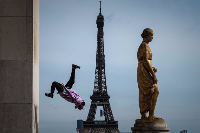 FILED - 11 May 2020, France, Paris: French free runner Johan Tonnoir practices on Trocadero Plaza in front of the Eiffel Tower on the first day of France's easing of lockdown measures that have been in place for 55 days to curb the spread of the coronav