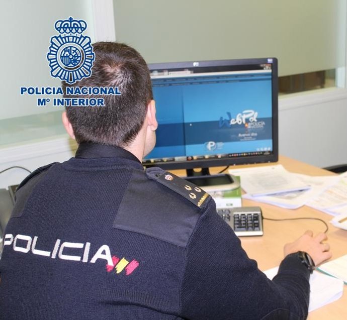    La Policía Nacional ha detenido en Granada a un varón de 67 años sin antecedentes policiales por haber interpuesto una denuncia por el falso robo con violencia de su móvil, que supuestamente dijo que se lo habían quitado de un tirón cuando en realida