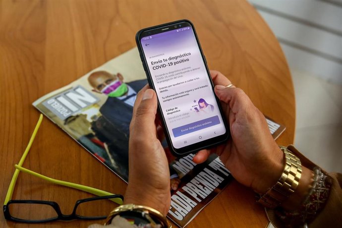 Una persona utiliza desde su teléfono móvil la aplicación Radar Covid.