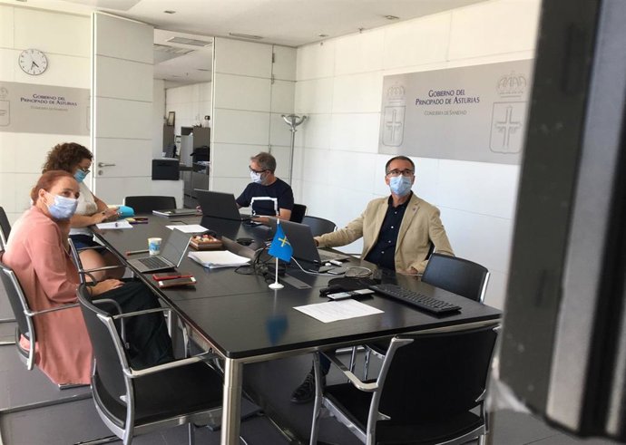 Pablo Fernández, a la derecha