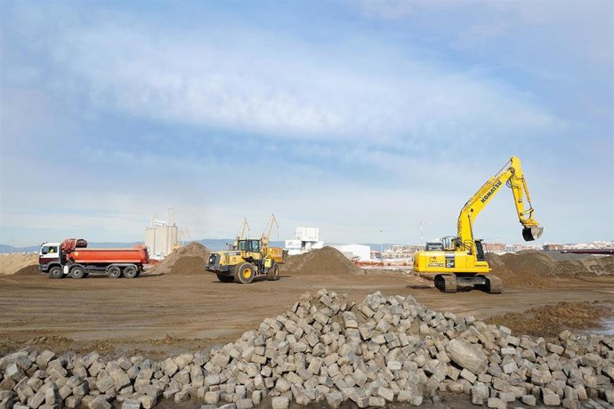 El Port de Tarragona ha iniciado las obras para mejorar parte del pavimento del muelle de Aragón.