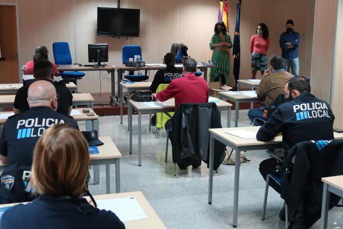 Agentes de la Policía Local de los diferentes municipios baleares acuden a un curso formativo para detectar situaciones de riesgo derivadas del coronavirus en institutos.