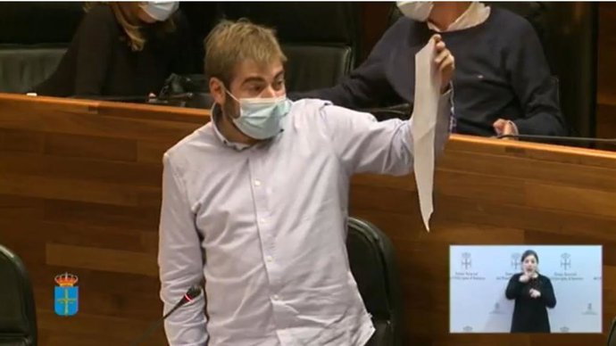 El secretario general de Podemos, Daniel Ripa, en la Junta General.