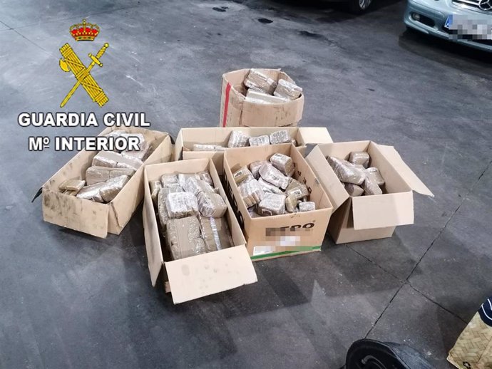 La Guardia Civil ha detenido a un hombre que viajaba con más de 82 kilos de hachís ocultos en un doble fondo