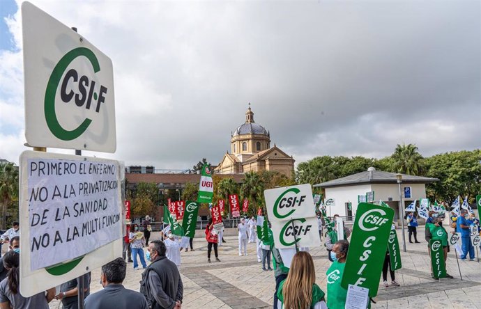 Concentración de personal sanitario  en Hospital Virgen del Rocío de Sevilla el 9 de noviembre