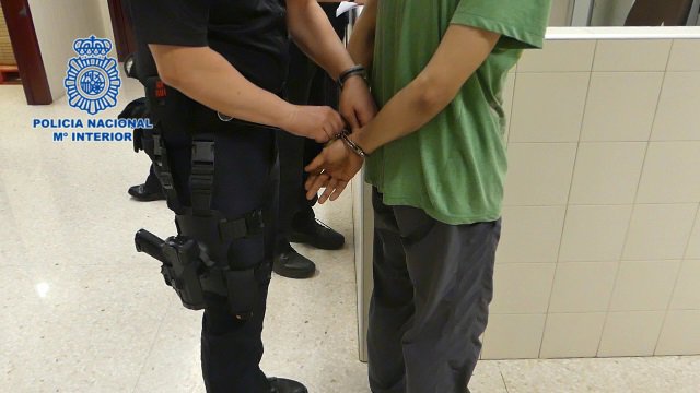 Momento de la detención de uno de los acusados