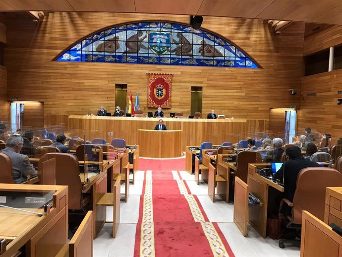 El conselleiro de Facenda, Valeriano Martínez, comparece en el Parlamento