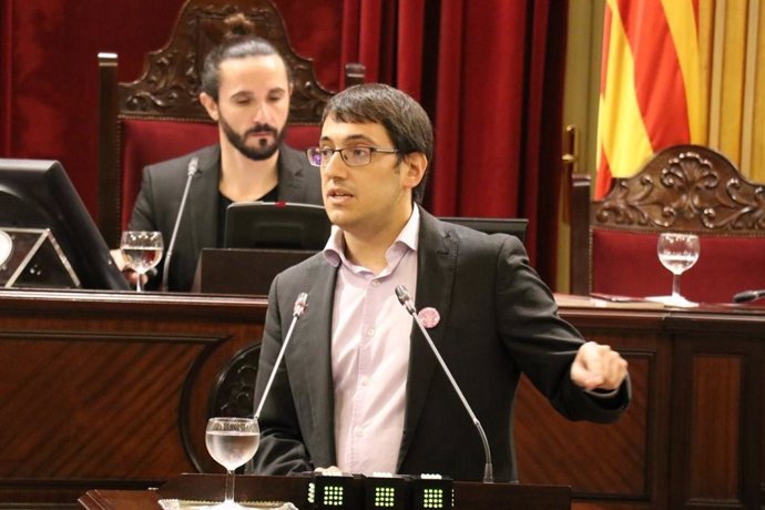 El conseller Iago Negueruela en el pleno del Parlament.