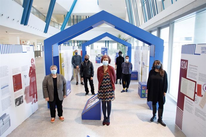 I-D y en primer plano: Asun Maestro, Rebeca Esnaola y Jaione Vicente.