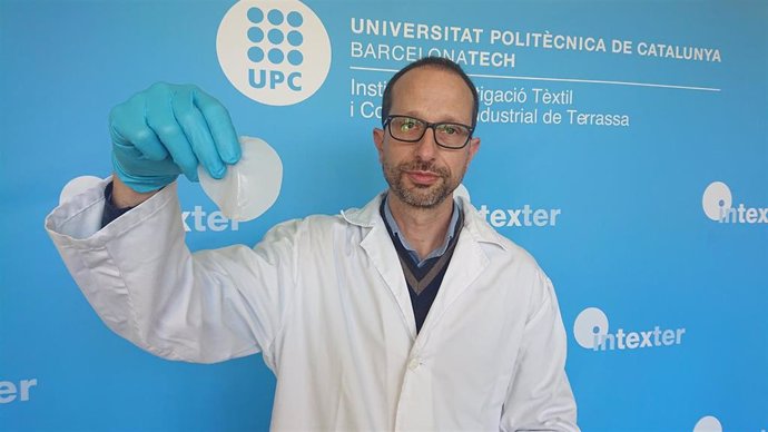 El investigador de la UPC José Antonio Tornero sostiene la biomembrana CEB-01, que permite limpiar de células cancerígenas la zona de extracción de un tumor
