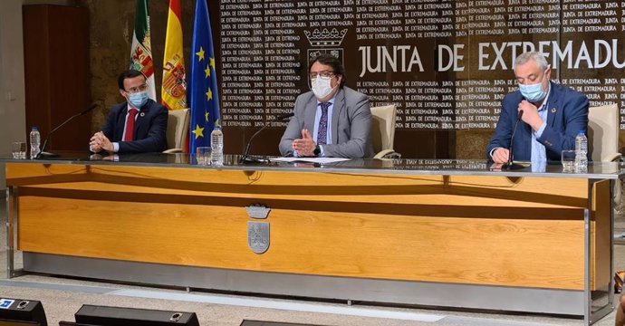 El vicepresidente segundo de la Junta y consejero de Sanidad, José María Vergeles; el presidente de la Diputación de Badajoz, Miguel Ángel Gallado; y el presidente en funciones de la Diputación de Cáceres, Carlos Carlos Rodríguez