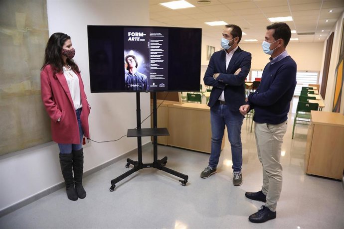 El concejal de Educación, Juventud y Fomento del Empleo, Luis Verde, informa de la nueva edición de 'Formarte'