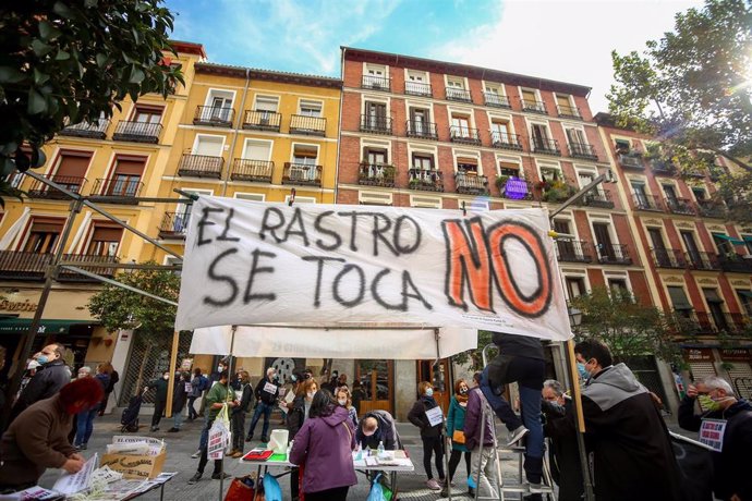 Varias personas sostienen un cartel en el que se lee "El Rastro no se toca" en una nueva manifestación de comerciantes de El Rastro.